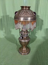 LAMPE À PÉTROLE PARISIENNE BRONZE ou LAITON PATINÉ avec abat jour a frange perlé