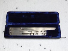 OUTIL DESSINATEUR INDUSTRIEL ÉQUERRE DE MARQUE RIEFLER DANS SON BOITIER