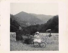 ANCIENNE PETITE PHOTOGRAPHIE PETITE FILLE DANS SON LANDEAU/POUSSETTE ANCIENNE
