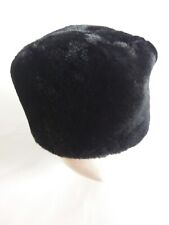 Toques en fourrure de mouton noir. Taille 56/58, création modiste