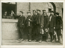 Angleterre, Grève des mineurs, Grévistes rendant leurs lampes au dépôt, 1912, Vi