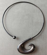 Ancien collier torque Ubu, décor arabesque, en étain recouvert d'argent