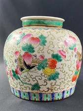 Pot gingembre en porcelaine de Chine XIXe décor floral aux papillons