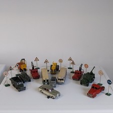 Lot de 12 vehicules dinky toys , voitures, bus, militaire, 11 panneaux