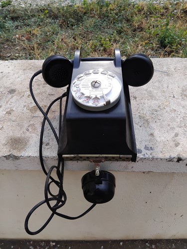 Ancien téléphone mural