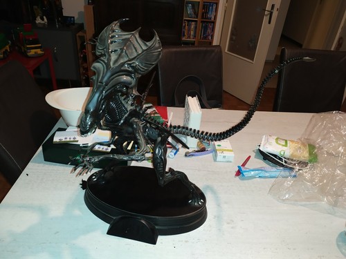 Alien queen signature statue - signature,