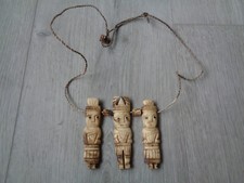 ANCIEN COLLIER EN OS SCULPTE ET CORDE OBJET ETHNIQUE 3 PERSONNAGES FAMILLE