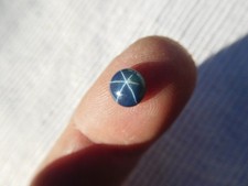 Saphir cabochon étoilé bleu