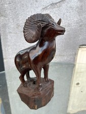 Bouquetin en bois sculpté