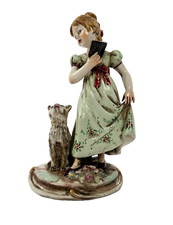 Figurine porcelaine Capodimonte 1900-1940, N couronné, jeune femme et son chat