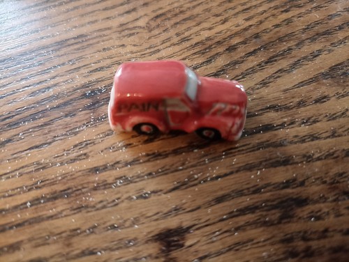 Fève vielle voiture rouge - fève,