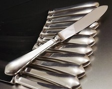 ERCUIS MODELE CITEAUX 12 GRANDS COUTEAUX DE TABLE EN METAL ARGENTE VERS 1970