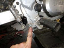 Yamaha 125 TDR 4FU/ 5AE - AXE / VIS de Pedale de Frein