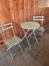 Set table + 2 chaises style bistrot idéal sur une terrasse