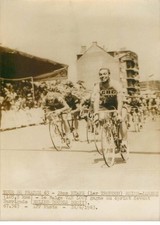 PHOTO DE PRESSE  Tour de France 1963 .2eme etape  REIMS / JAMBES  le belge VAN