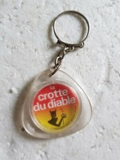 PORTE CLE ANCIEN :La CROTTE du DIABLE Drapeau  POLOGNE  VINTAGE FRENCH KEYCHAINS