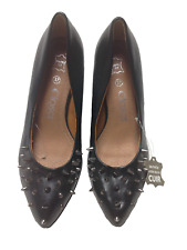 CHAUSSURES À TALONS COMPENSÉS/ CLOUS MÉTALLIQUES DE CLOSER BY CHAUSSEA