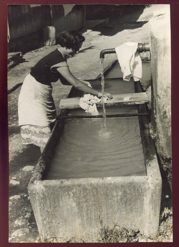 Photo ancienne laveuse - ancienne,