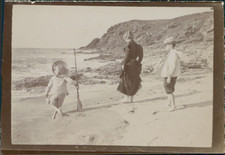 France, pieds nus à la plage  Vintage citrate print.  Tirage citrate  6,5x9 