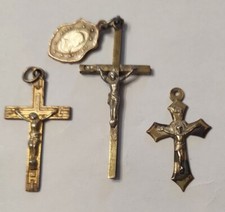lot de 3 Anciens Pendentifs Croix Crucifix  laiton