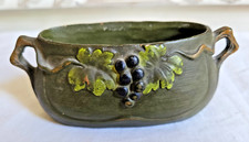 OBJET DE VITRINE JARDINIERE EN TERRE CUITE PEINTE DECOR  GRAPPE RAISIN L 13 CM