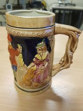 Chope de bière en faïence émaillée multicolore vernissée scène campagnarde