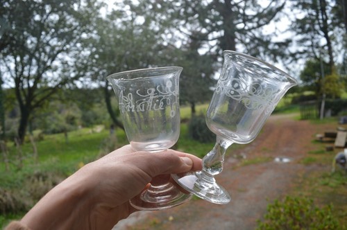 Deux verres sur pied - sur, gravés