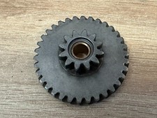 UN PIGNON INTERMÉDIAIRE BOITE