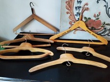 Lot Cintre X 6 anciens bois dont 1 signé Hôtel Castel Félice et 4 à Col épais 