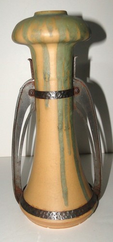 Vase avec garniture métal
