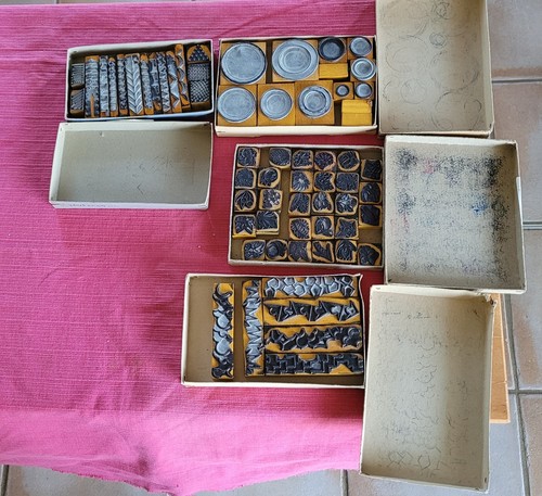 Ancienne boite avec - boite, tampons