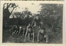 PHOTO ANCIENNE - VINTAGE SNAPSHOT - JEU ÉQUILIBRE DOS GROUPE GAG DRÔLE - FUNNY