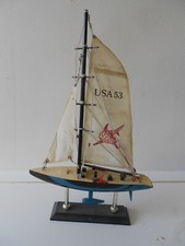 Maquette Bateau : Voilier USA 53. en Bois - H 38 cm.
