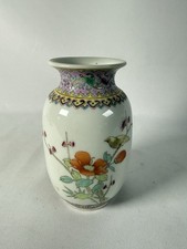 Petit vase chinois 20ème signé décor floral et oiseau.