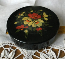 Ancienne boite/ poudrier en métal laqué noir a décor de fleurs peint main NAPIII