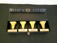 TAMPONS ENCREUR DE BUREAU VINTAGE  MARQUE A CLASSER AVOIR URGENT PAYE EN COFFRET