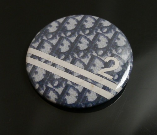 Authentique broche badge