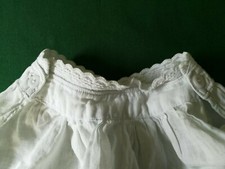 3 Anciens vêtements et 1 bavoir de poupées - espriantik31