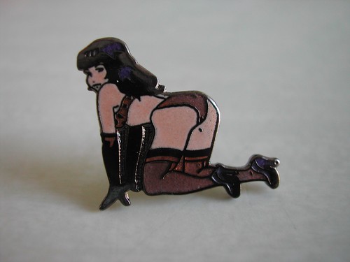 Pin émaillé up femme - pin's,