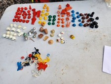 Lot 150+ accessoires Playmobil anciens : chapeaux, casques, armures, plumes