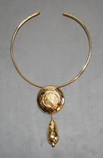 Collier torque pendentif YVES SAINT LAURENT métal doré