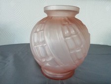 Joli vase en verre moulé