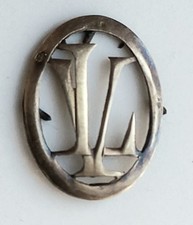 Monogramme Letters LV macaron cigle LV Louis Vuitton or 18 k