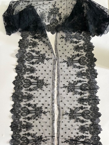 Dentelle ancienne noire