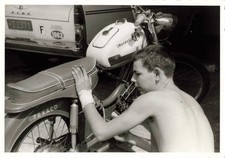 ANCIENNE PHOTOGRAPHIE RALLYE MOTO CROSS BRICOLAGE MECANICIEN COLLECTION MOTO