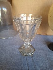 1 grand verre a pied moulé