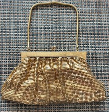 Sac à main minaudière vintage en mailles dorées scintillantes années 60