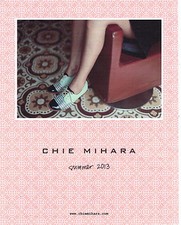 PUBLICITE ADVERTISING 094  2013  CHIE MIHARA    chaussures                260914