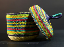 Panier en raphia tissé à la