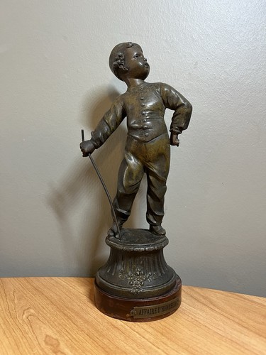 Statue enfant régule patiné